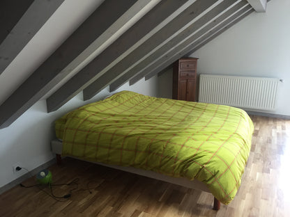 Une chambre aménagée sous les rampants.