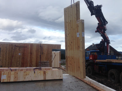 Le levage et la mise en place des panneaux de murs.